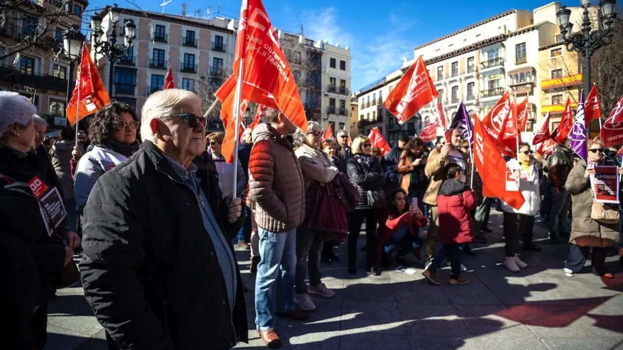 Cientos de personas convocadas por los sindicatos CCOO y UGT se unen en Castilla-La Mancha para exigir que no se juegue con sus derechos - EFE/Ángeles Visdómine