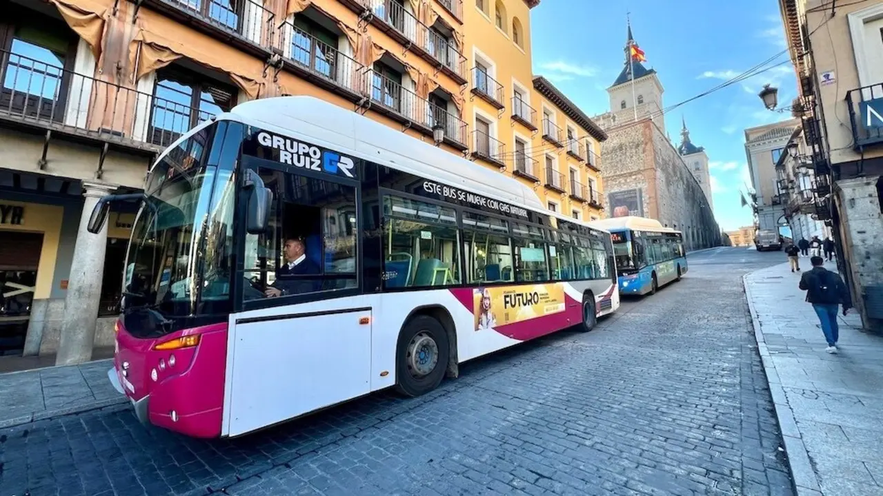 En la imagen de archivo un autobús urbano en la Plaza de Zocodover en el Casco Histórico de Toledo