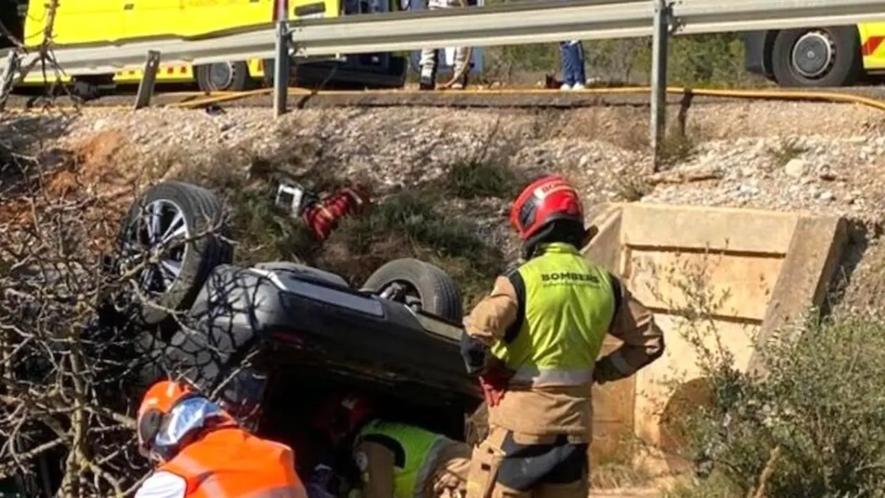 accidente de tráfico, salirse de la vía y volcar, salida de vía, terraplen, volcado,