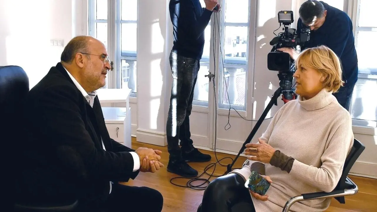 El vicepresidente primero del Gobierno de Castilla-La Mancha, José Luis Martínez Guijarro, entrevistado por un equipo de la televisión de Eslovenia