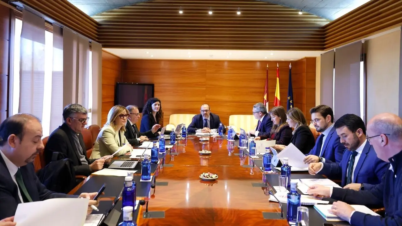 En la imagen un instante de la reunión de la Junta de Portavoces y Mesa de las Cortes de Castilla-La Mancha