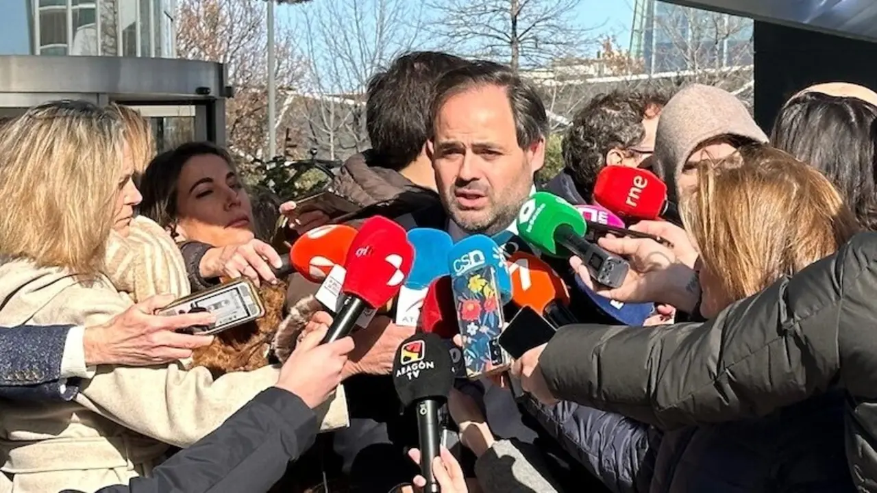 El presidente del PP de Castilla-La Mancha, Paco Núñez, atendiendo a los medios de comunicación este lunes en Madrid