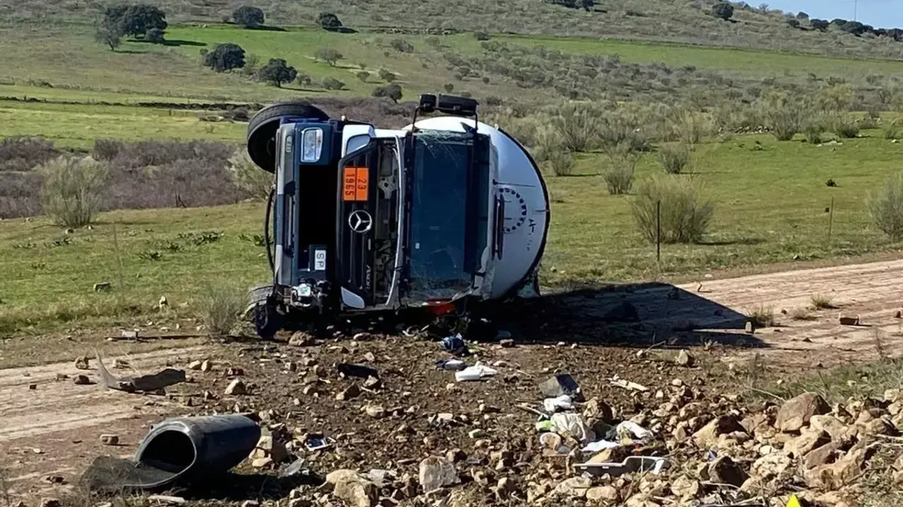 Activado el Petcam tras el vuelco de un camión cisterna que transportaba gas propano en Alamillo (Ciudad Real)