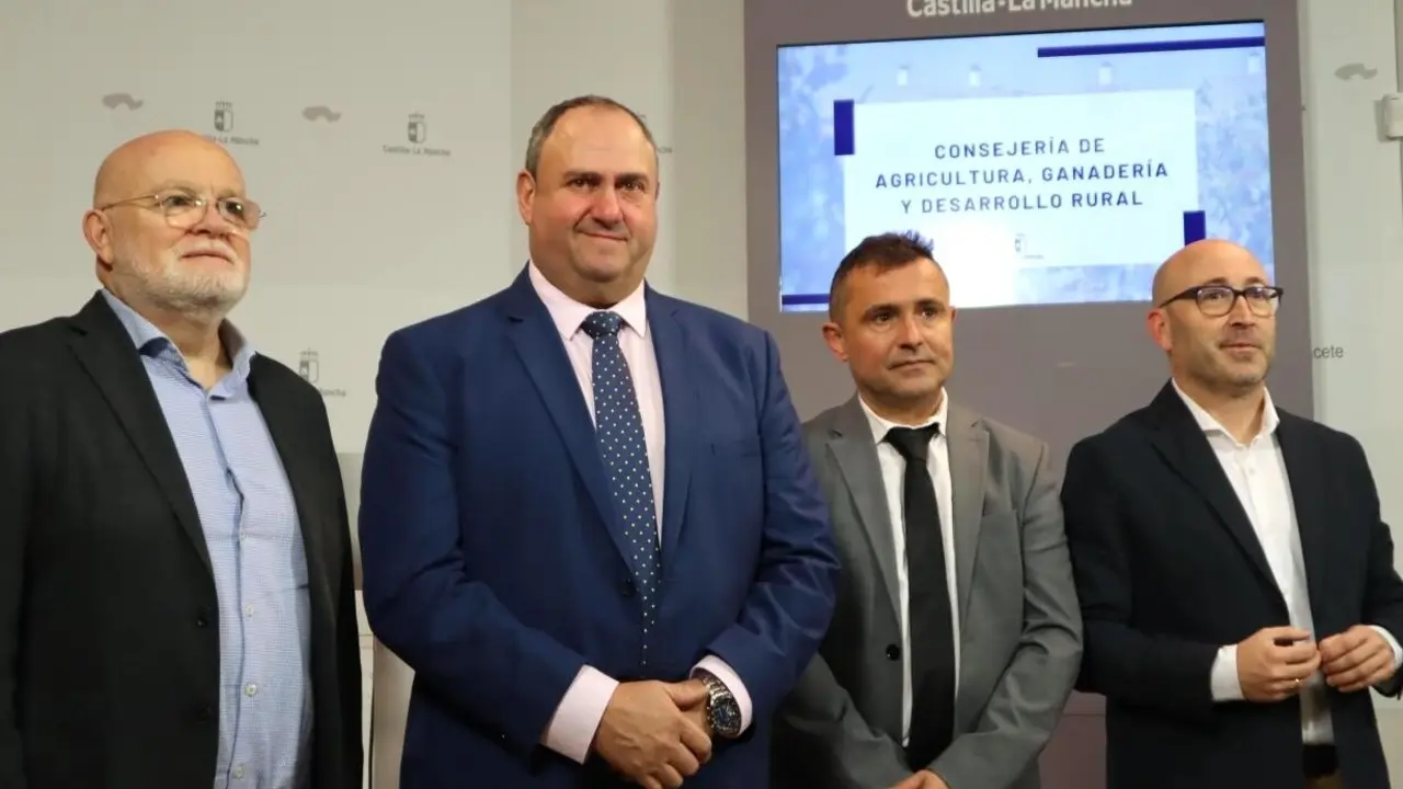 El consejero de Agricultura, Ganadería y Desarrollo Rural, Julián Martínez Lizán, ha informado de la ampliación de las ayudas por la sequía a cinco municipios de Albacete