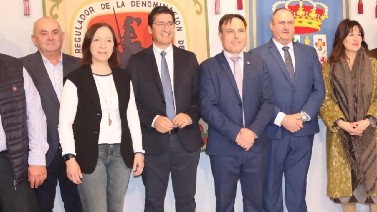 El vicepresidente segundo del Gobierno de Castilla-La Mancha, José Manuel Caballero, junto al consejero de Agricultura, Ganadería y Desarrollo Rural, Julián Martínez Lizán, han mantenido una reunión con representantes de la DO La Mancha