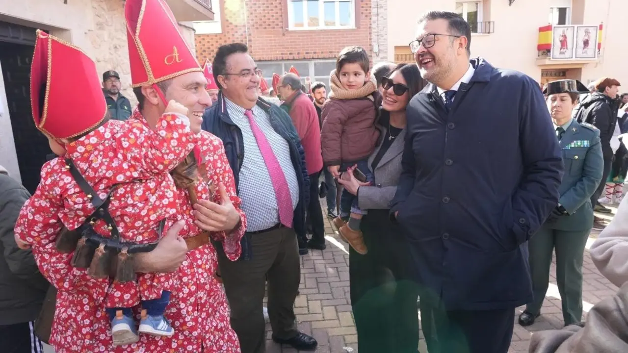 El consejero de Educación, Cultura y Deportes, Amador Pastor, durante su visita a la celebración de 'La Endiablada' que tiene lugar en la localidad conquense de Almonacid del Marquesado (Cuenca)