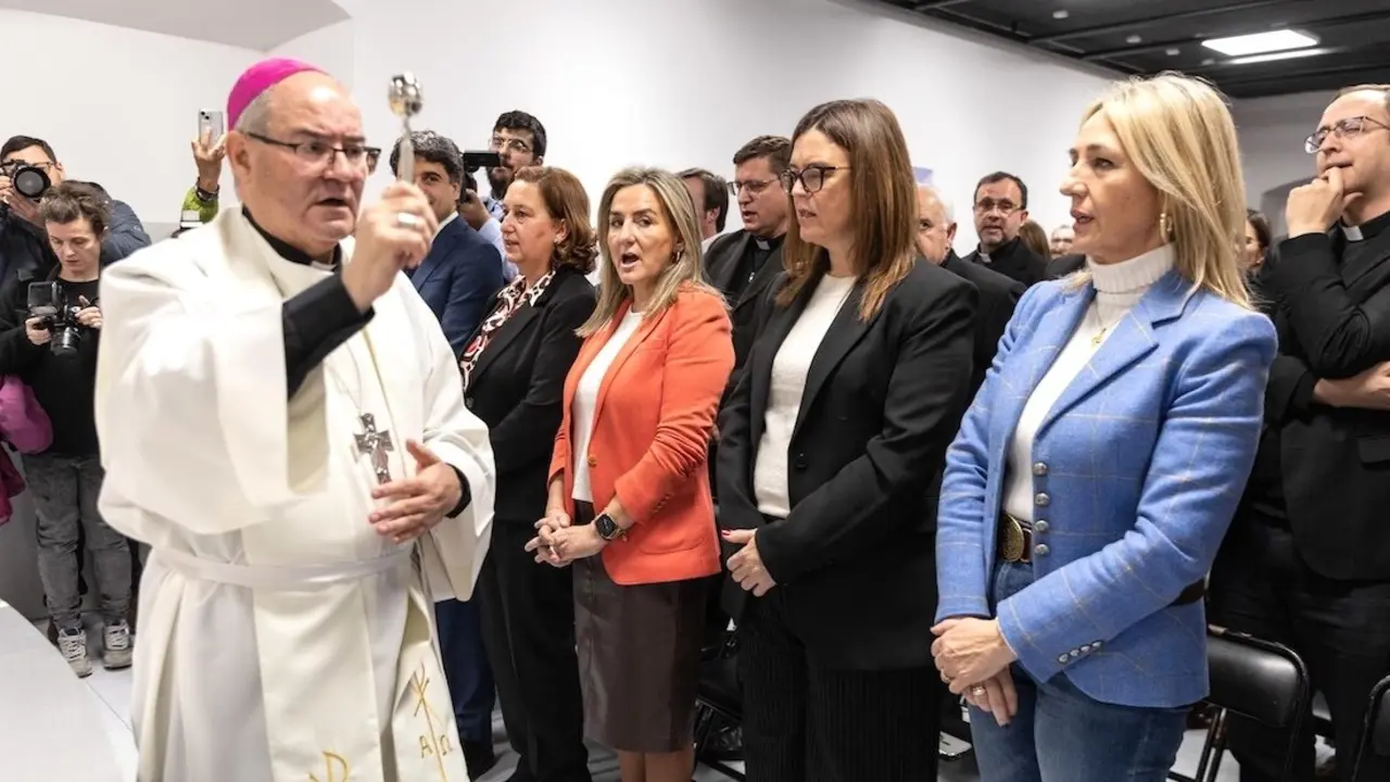 El arzobispo de Toledo bendice las nuevas instalaciones de la delegación de medios de la Radiotelevisión Diocesana
