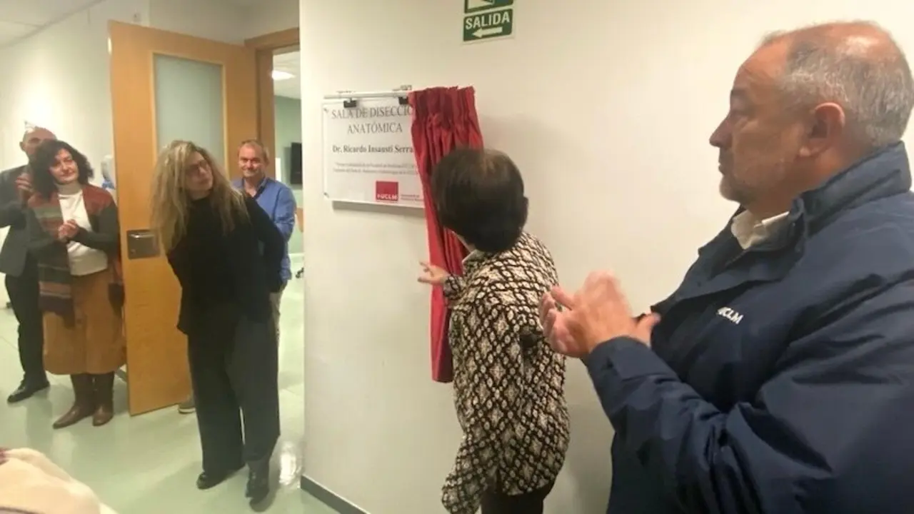 La UCLM homenajea a Ricardo Insausti nombrando una sala de la facultad de medicina