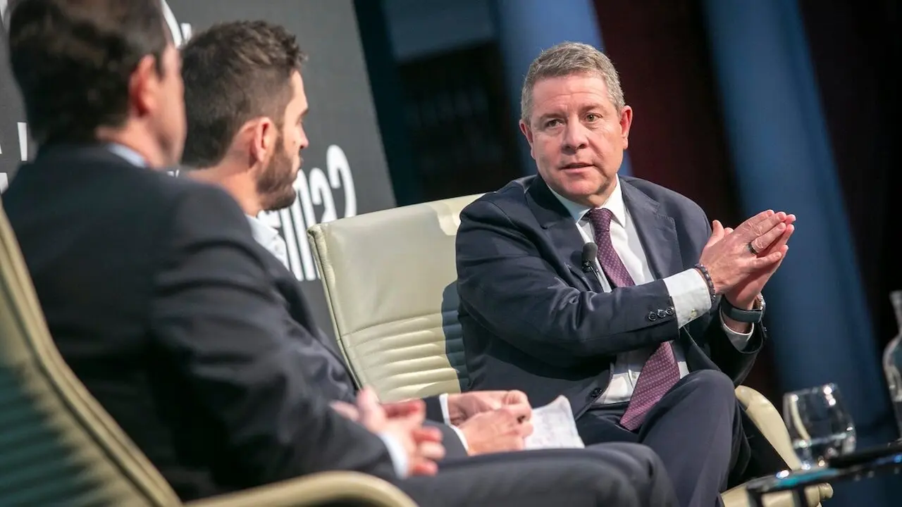 El presidente de Castilla-La Mancha, Emiliano García-Page, ha participado, en la décima edición del ciclo de conferencias y debates ‘Letras en Sevilla’ bajo el título «Políticos: ¿solución o problema?»