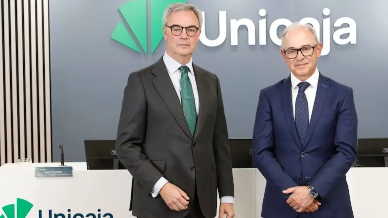 De izquierda a derecha, el presidente de Unicaja, José Sevilla, y el CEO, Isidro Rubiales