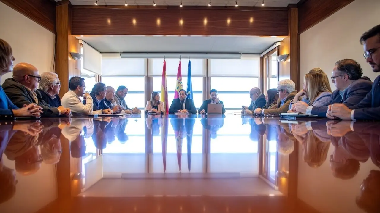 El presidente del PP de Castilla-La Mancha, Paco Núñez, durante la reunión que ha mantenido con alcaldes de la provincia de Toledo en las Cortes regionales