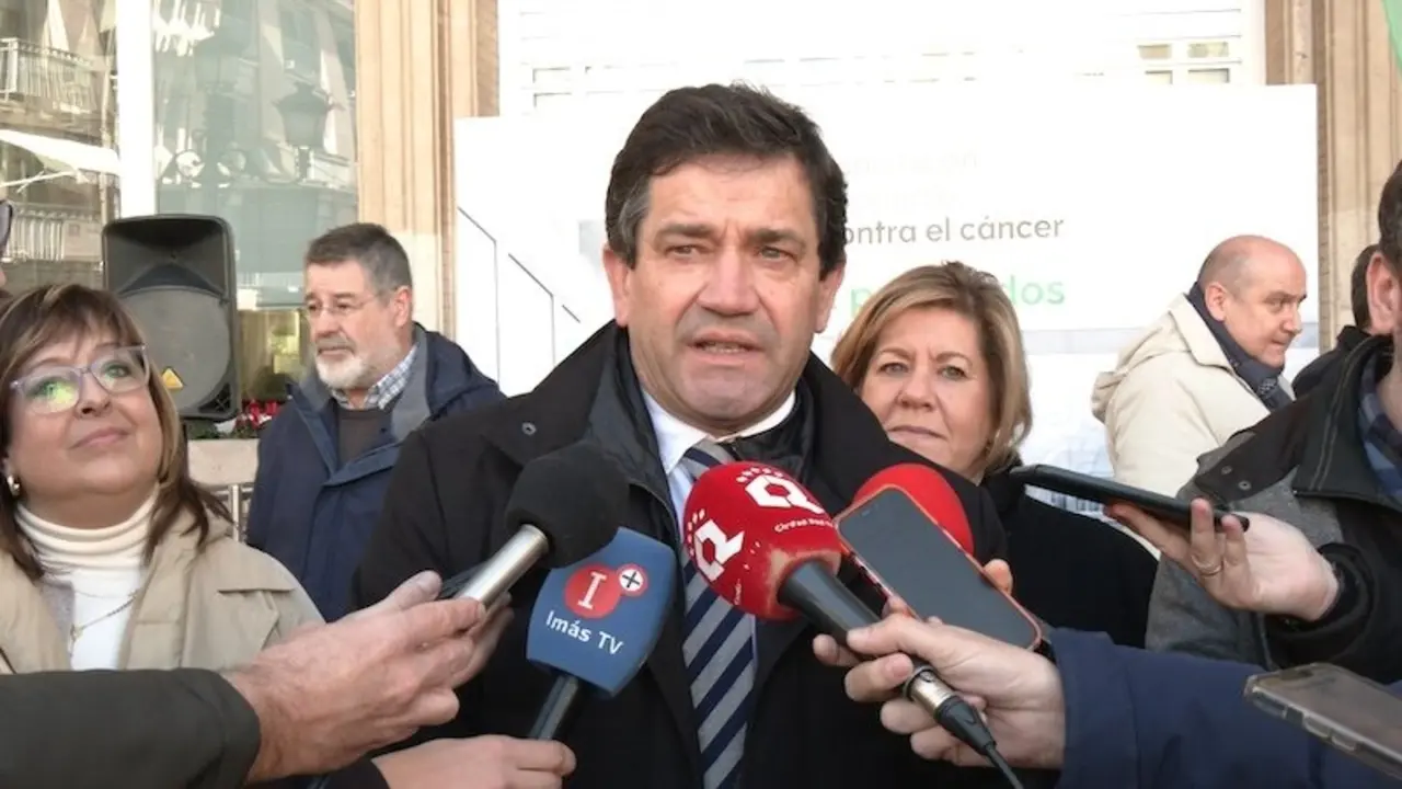 El presidente de la Diputación de Ciudad Real, Miguel Ángel Valverde, atendiendo a los medios de comunicación este martes