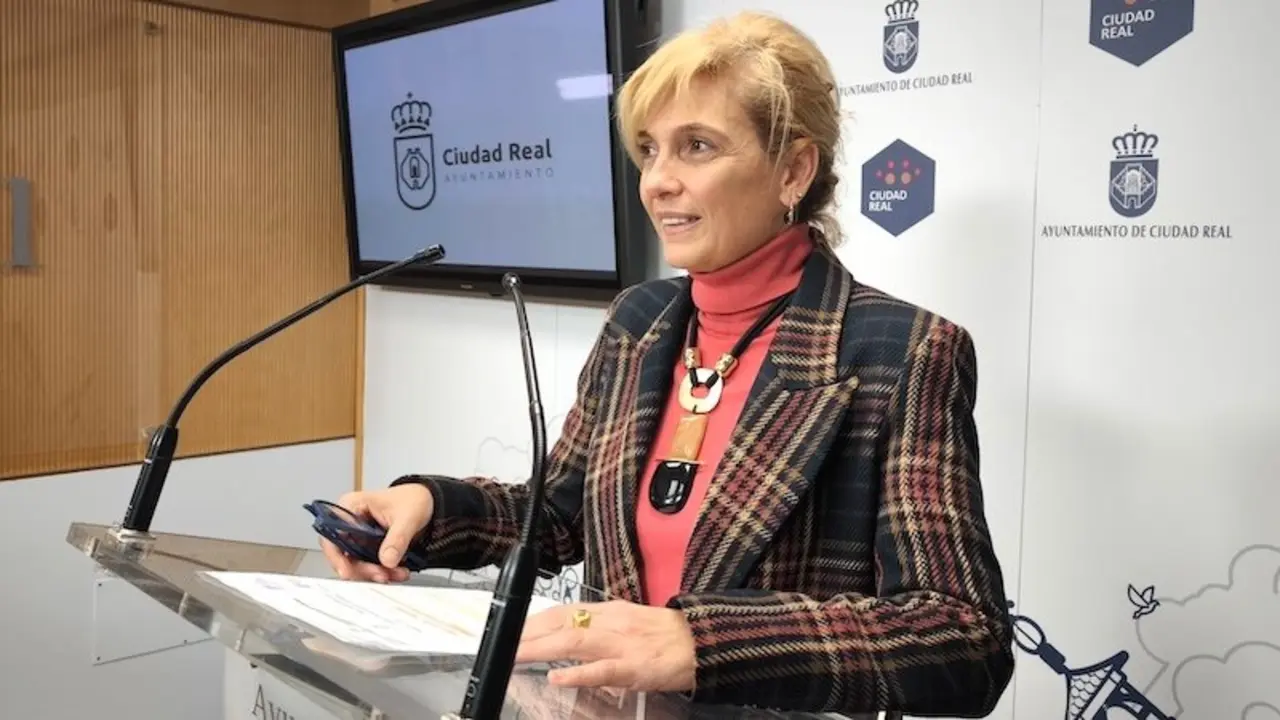 La concejala de Igualdad de Ciudad Real, María José Escobedo, durante la rueda de prensa que ha ofrecido