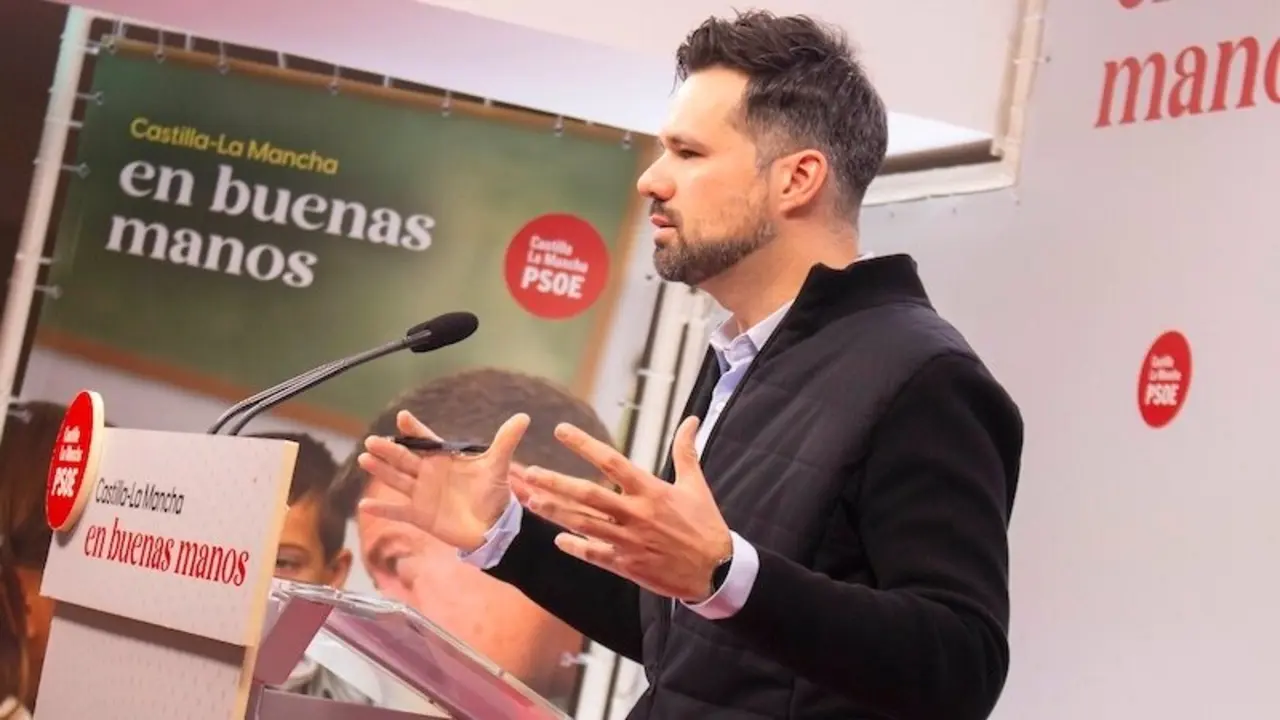 El secretario de Acción Electoral y Comunicación Interna del PSOE de Castilla-La Mancha, Miguel Zamora, durante la rueda de prensa que ha ofrecido en la sede de los socialistas en Toledo