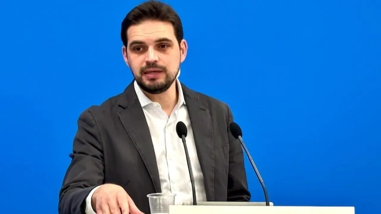 El diputado autonómico y portavoz adjunto del PP en las Cortes de Castilla-La Mancha, Santiago Serrano, durante la rueda de prensa que ha ofrecido en la sede de los 'populares' en Toledo