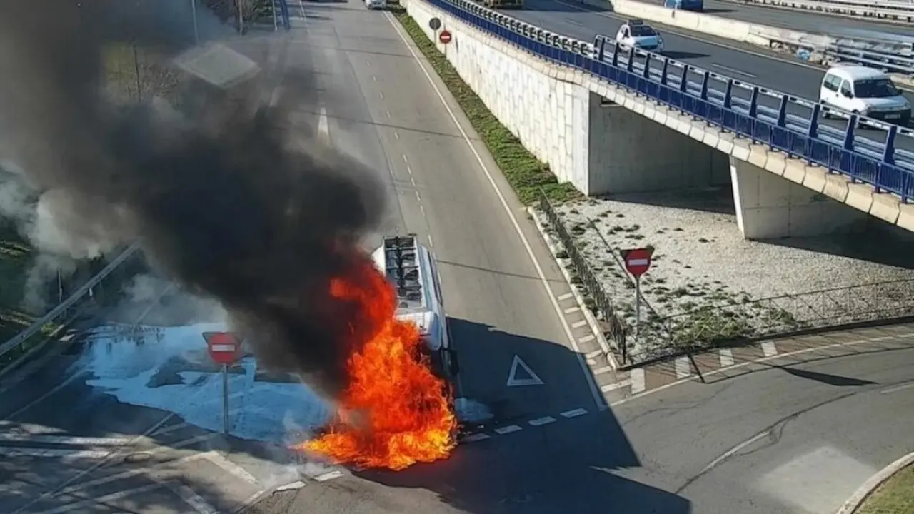 Extinguido un incendio en la cabina de un camión cisterna que transportaba gasoil en Guadalajara