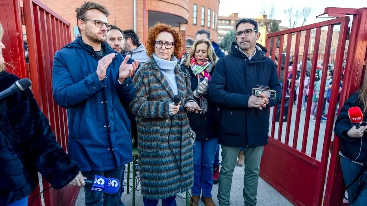 Los docentes del colegio 'Rosa Parks' de Toledo cuyo director fue agredido por un padre se sienten desprotegidos. En la imagen un instante de la concentración de repulsa convocada este jueves a las puertas del centro - EFE/ Ismael Herrero