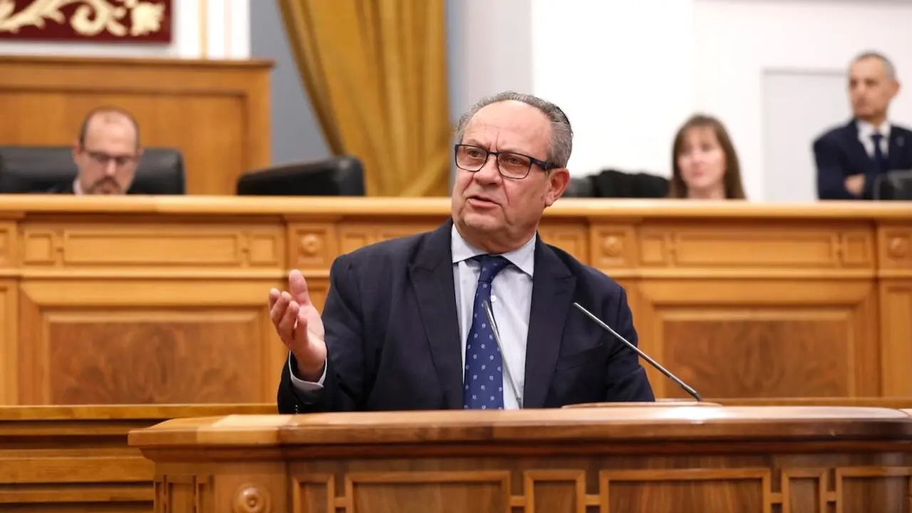 El consejero de Hacienda, Administraciones Pública y Transformación Digital&nbsp;de Castilla-La Mancha, Juan Alfonso Ruiz Molina, durante su intervención en el Pleno de las Cortes regionales