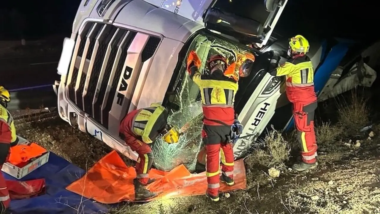 Muere un hombre al volcar el camión que conducía y quedar atrapado en la N-301