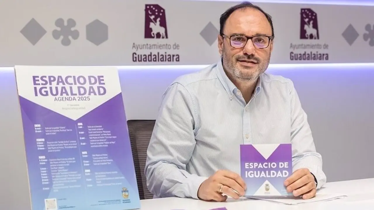 El concejal de Igualdad del Ayuntamiento de Guadalajara, Roberto Narro, ha presentado la nueva programación semestral de 'Espacio de Igualdad'
