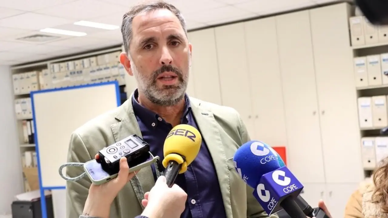 El concejal de Movilidad del Ayuntamiento de Toledo, Iñaki Jiménez, atendiendo a los medios de comunicación