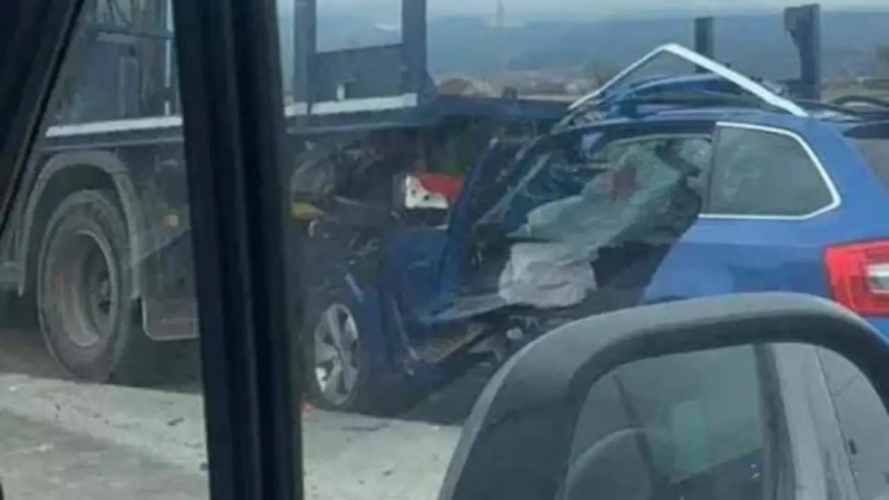 Al menos un hombre muerto tras colisionar un coche y un camión en una carretera