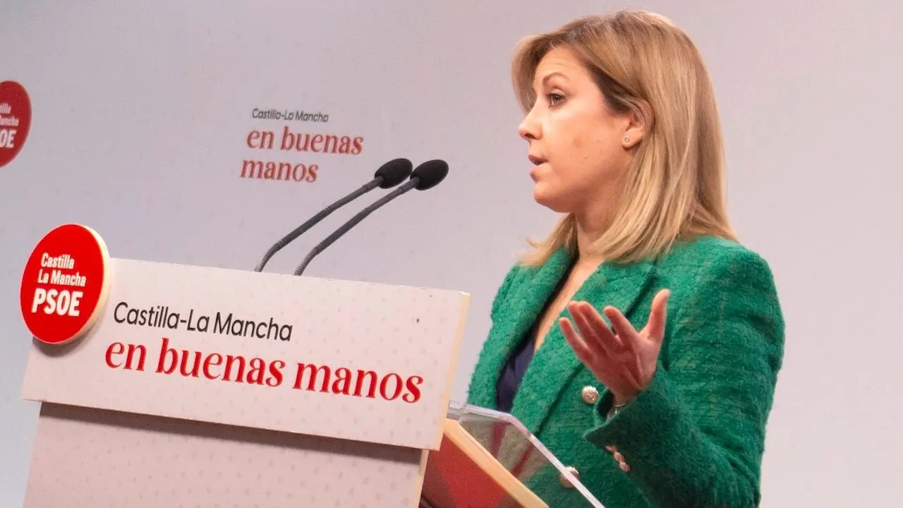 La portavoz del PSOE en las Cortes de Castilla-La Mancha, Ana Isabel Abengózar, durante la rueda de prensa que ha ofrecido en la sede de los socialistas en Toledo