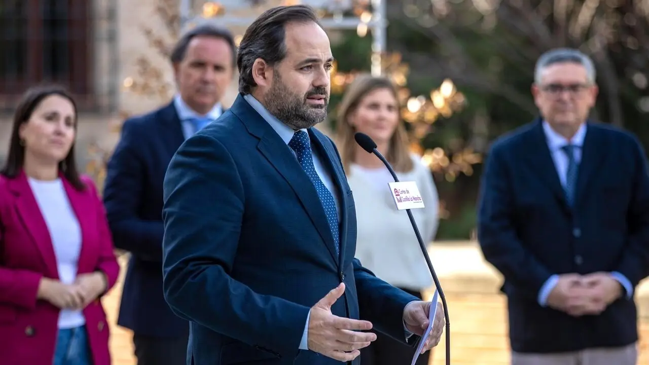 El presidente del PP de Castilla-La Mancha, Paco Núñez, durante la rueda de prensa que ha ofrecido en el Parlamento regional