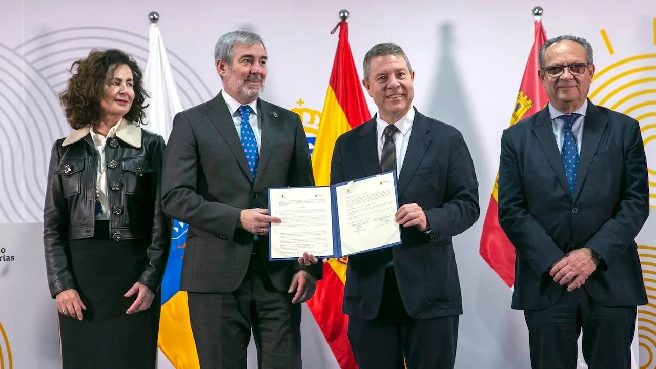 El presidente de Castilla-La Mancha, Emiliano García-Page, ha firmado, en Las Palmas de Gran Canaria, un convenio de colaboración con el Gobierno canario por el que se establece el marco general de la colaboración en materia de control interno autonómico