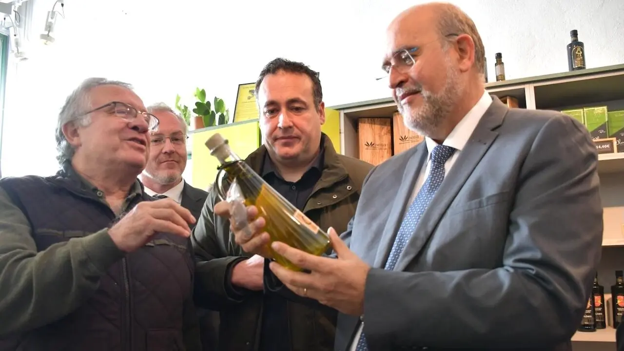 El vicepresidente primero del Gobierno de Castilla-La Mancha, José Luis Martínez Guijarro, durante la visita que ha realizado a la almazara agropecuaria ecológica 'Sierra de Alcaraz'
