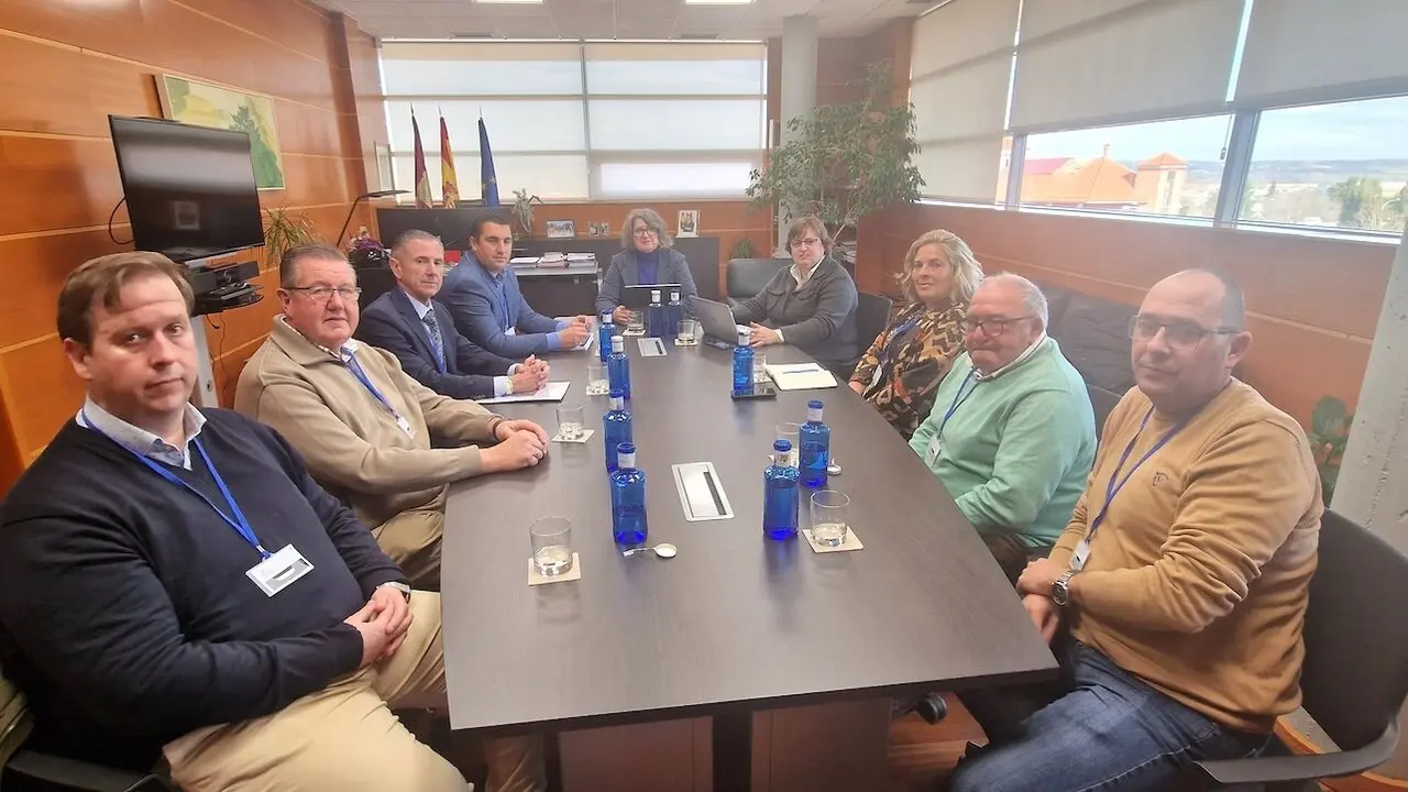 La consejera de Desarrollo Sostenible, Mercedes Gómez, durante la reunión que ha mantenido con la&nbsp;Junta Directiva de la Federación de Comunidades de&nbsp;Regantes&nbsp;de Castilla-La Mancha (FERECAM)