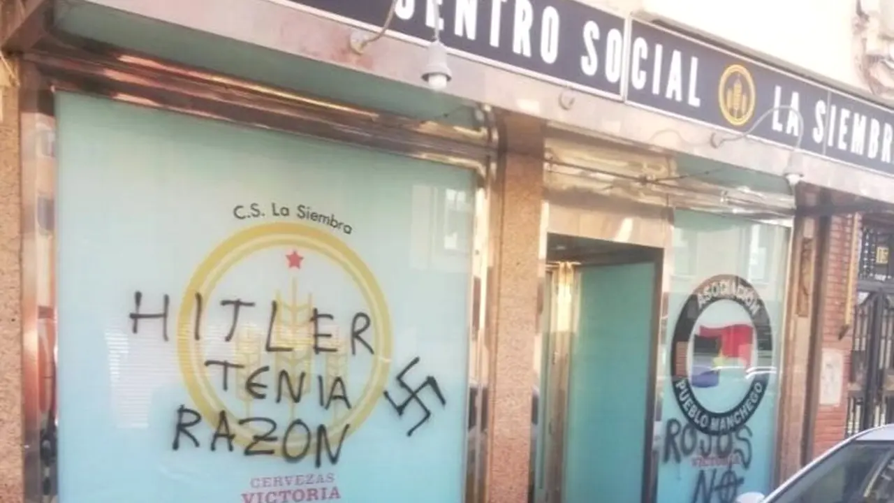 Vandalizan un centro social en Ciudad Real con pintadas de apología al nazismo
