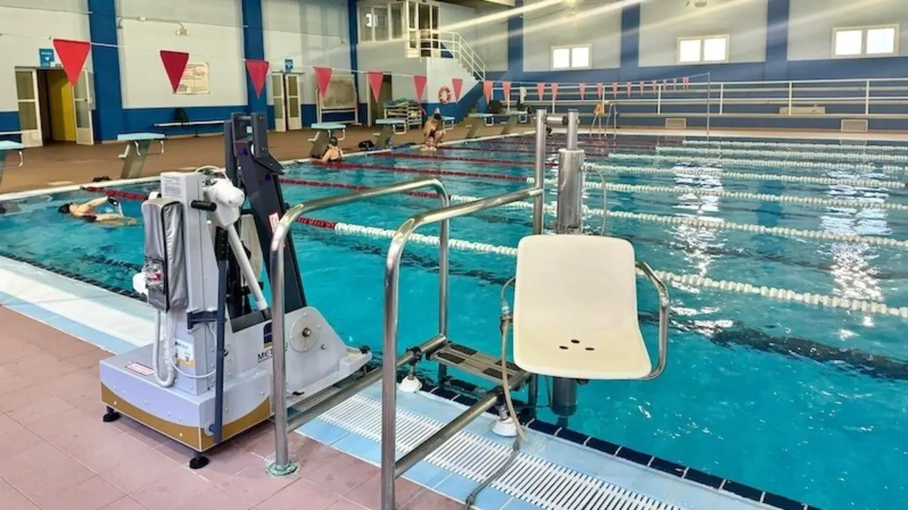 La piscina cubierta 'Silvia Lara' de Cuenca ya cuenta con un elevador móvil
