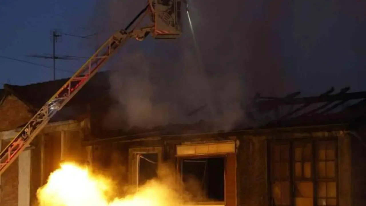 Al menos un muerto tras saltar por la ventana escapando de las llamas en su casa, incendio, bomberos