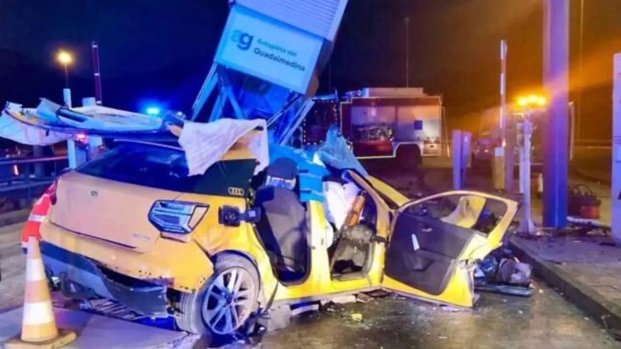 Al menos un joven muerto y dos críticos tras estrellarse un coche contra un peaje