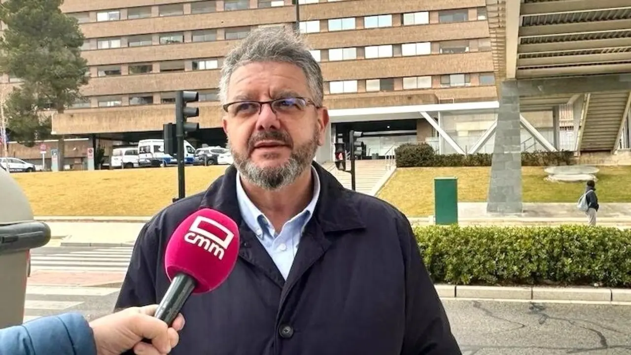El diputado del PP en las Cortes de Castilla-La Mancha, Juan Antonio Moreno, atendiendo a los medios este sábado en Albacete