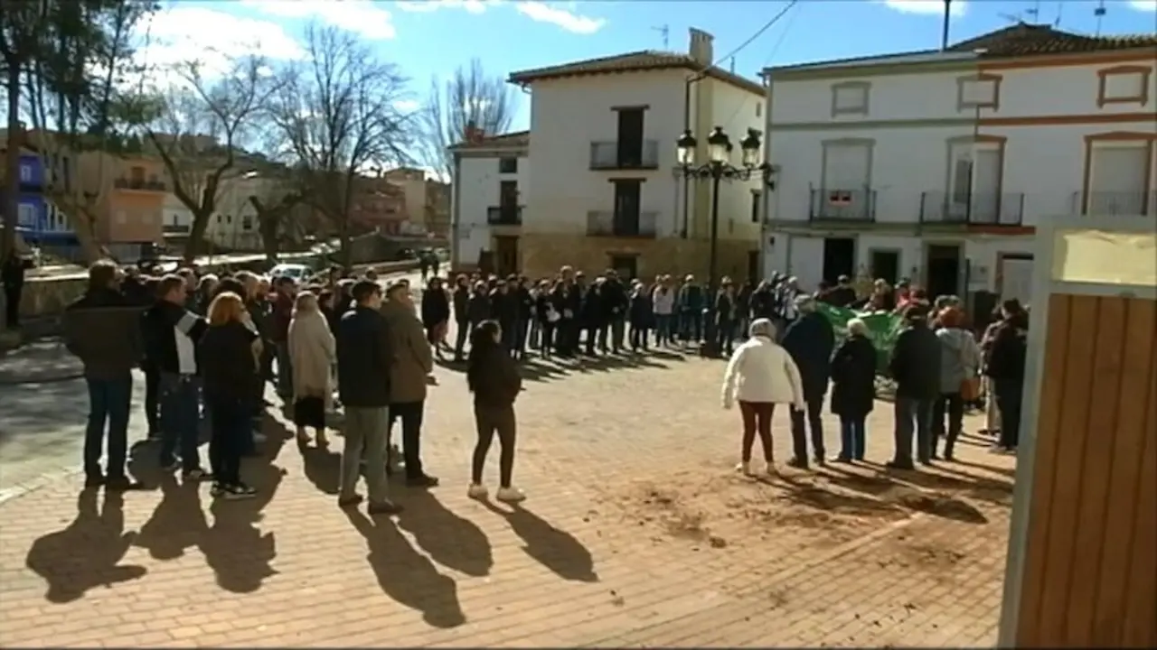 Concentración en Mira (Cuenca) contra el proyecto para instalar una planta de residuos
