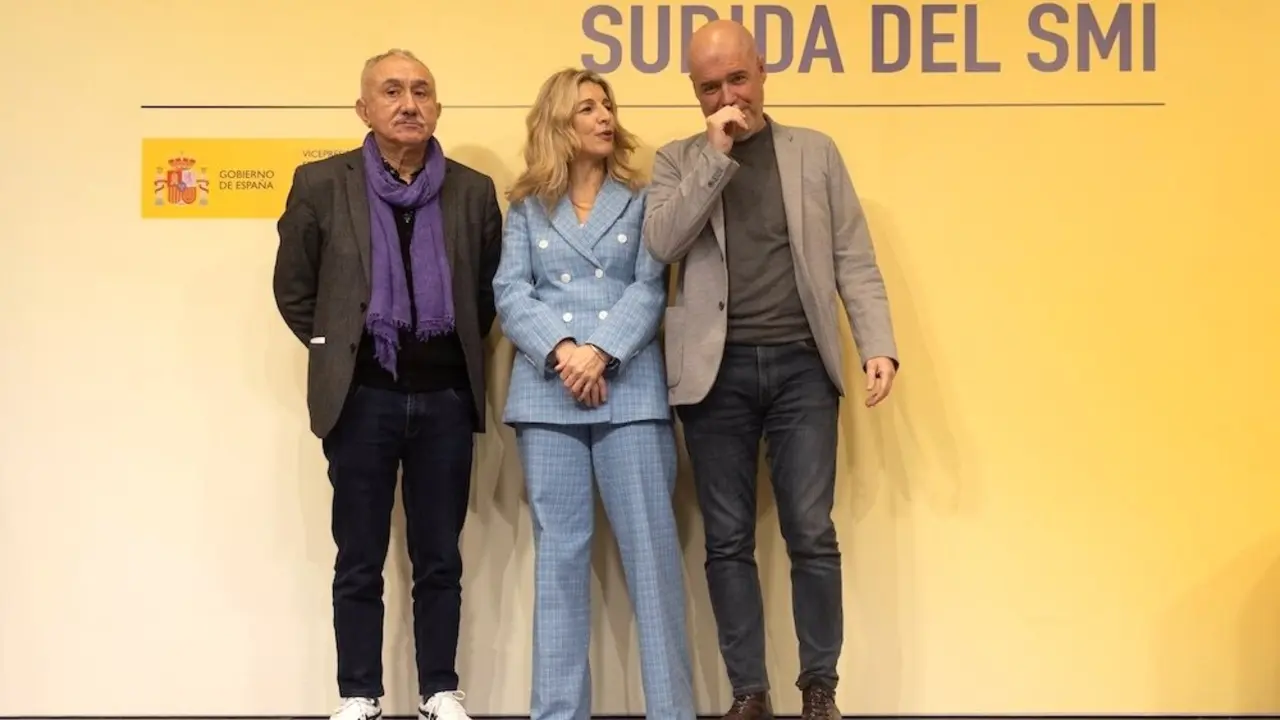 La vicepresidenta segunda del Gobierno y ministra de Trabajo y Economía Social, Yolanda Díaz (c), junto a los secretarios generales de CCOO, Unai Sordo (d), y de UGT, Pepe Álvarez (i) - Archivo/EP/Eduardo Parra