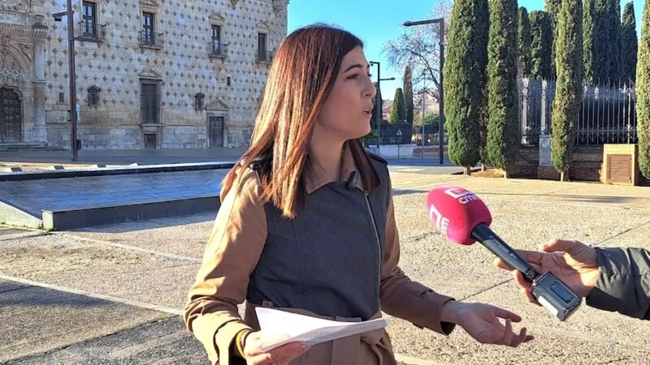 La viceportavoz del PP de Castilla-La Mancha, María Patricio, atendiendo a los medios este domingo en Guadalajara