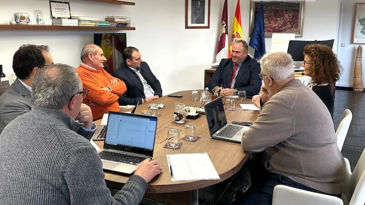 El consejero de Agricultura, Ganadería y Desarrollo Rural, Julián Martínez Lizán, se reúne con la Asociación Interprofesional del Cerdo Ibérico (ASICI)