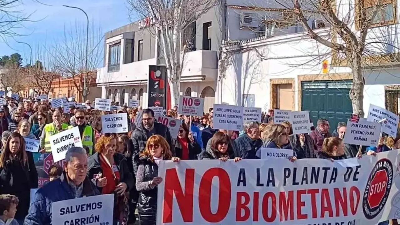 Unas mil personas se manifiestan en Carrión de Calatrava (Ciudad Real) contra las plantas de biometano - Fotografía: Carlos Monteagudo