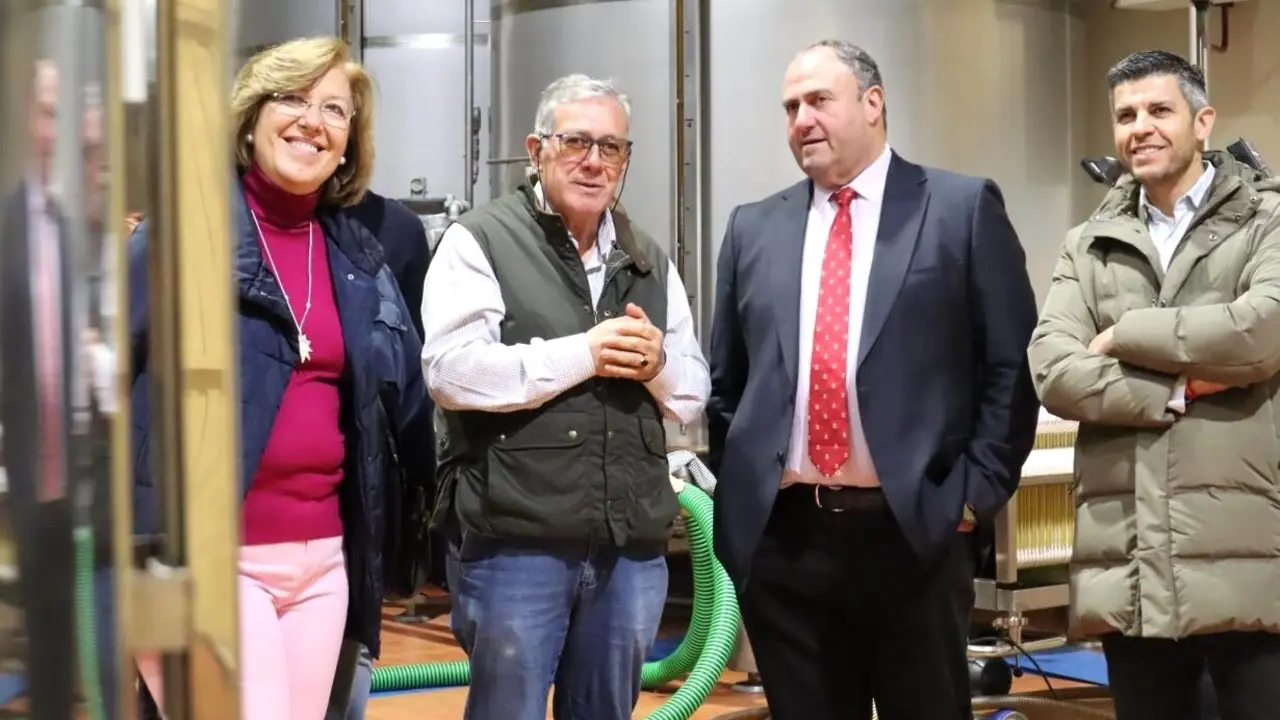 El consejero de Agricultura, Ganadería y Desarrollo Rural, Julián Martínez Lizán, durante la visita a la almazara de la Cooperativa 'Santísimo Cristo de Villajos' de Campo de Criptana (Ciudad Real)