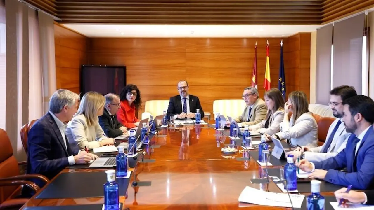 En la imagen un instante de la reunión de la Junta de Portavoces y Mesa de las Cortes de Castilla-La Mancha
