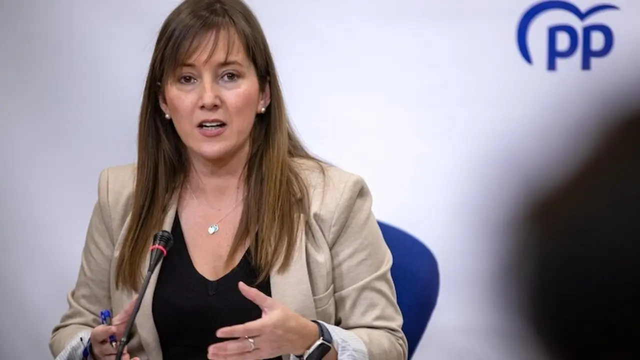 La diputada del PP en las Cortes de Castilla-La Mancha, Tania Andicoberry, en rueda de prensa en el Parlamento regional