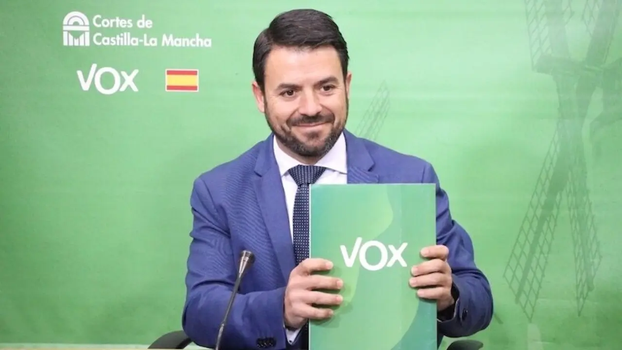 El portavoz de Vox en las Cortes de Castilla-La Mancha, Iván Sánchez, en rueda de prensa que ha ofrecido en el Parlamento regional