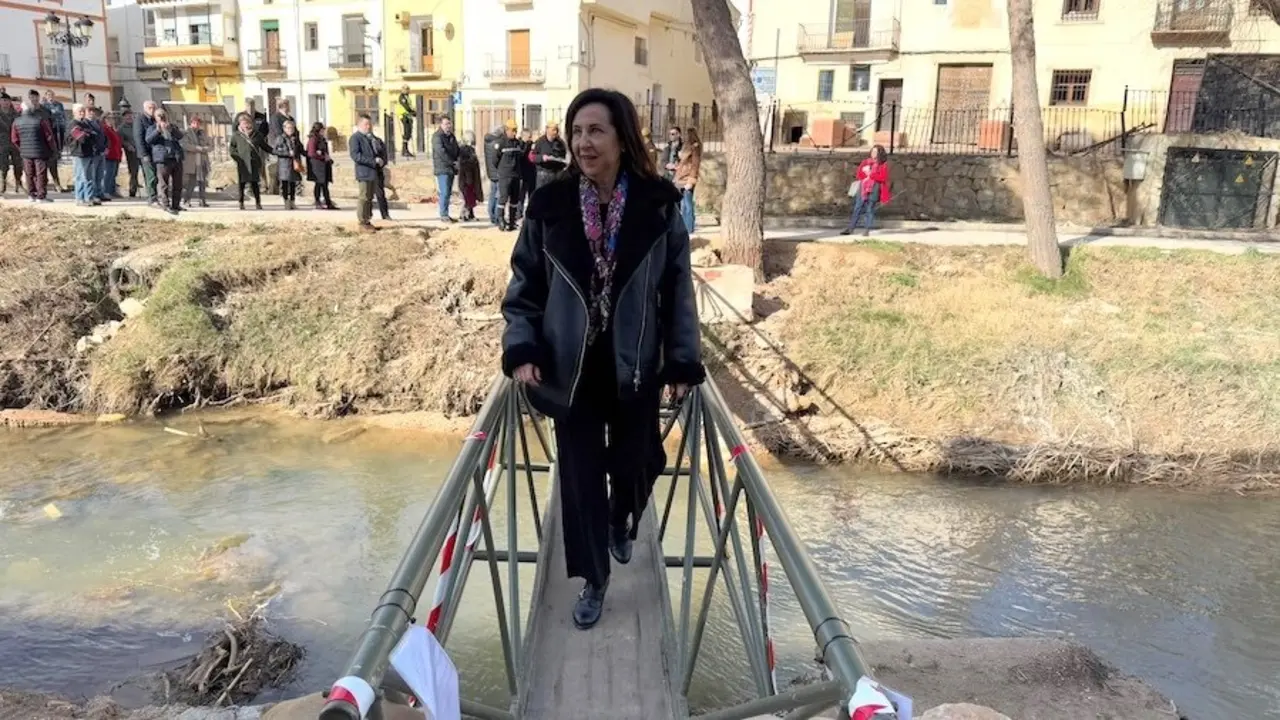 La ministra de Defensa, Margarita Robles, durante la visita que ha realizado a los trabajos que las Fuerzas Armadas llevan a cabo en la localidad conquense de Mira tras la dana