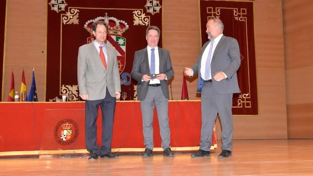 El científico Juan Ignacio Cirac (c) durante la ponencia que ha ofrecido en el Campus de la UCLM en Ciudad Real