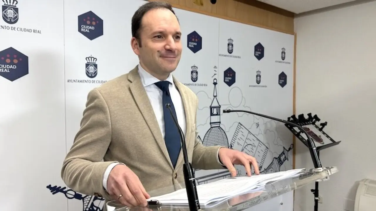 El portavoz del equipo de Gobierno del Ayuntamiento de Ciudad Real, Guillermo Arroyo, en rueda de prensa