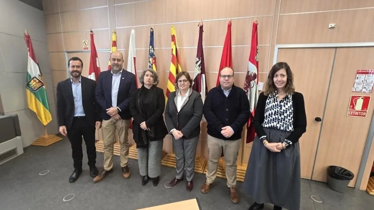 La consejera de Desarrollo Sostenible, Mercedes Gómez, ha mantenido un encuentro de trabajo con representantes de la Confederación Hidrográfica del Ebro (CHE) para abordar actuaciones de limpieza del cauce y mantenimiento de márgenes del río Mesa
