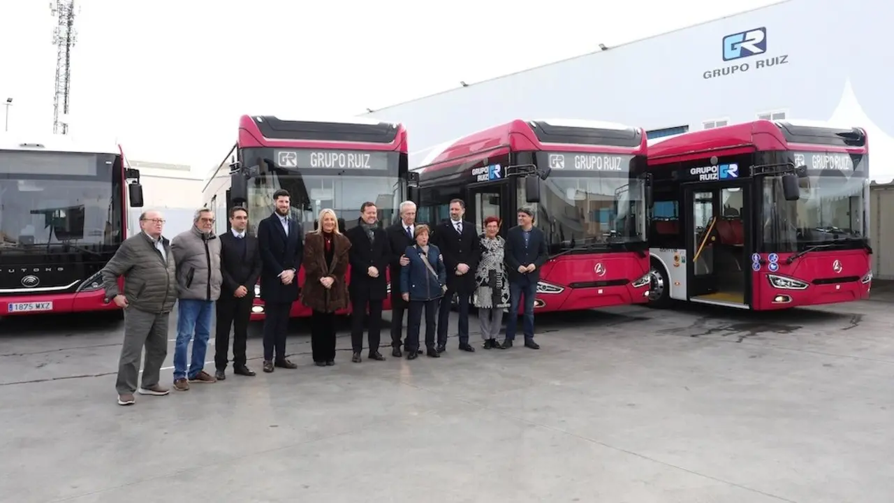 Toledo estrena cinco autobuses eléctricos y accesibles que servirán a la nueva línea 32 y admiten pago con tarjeta